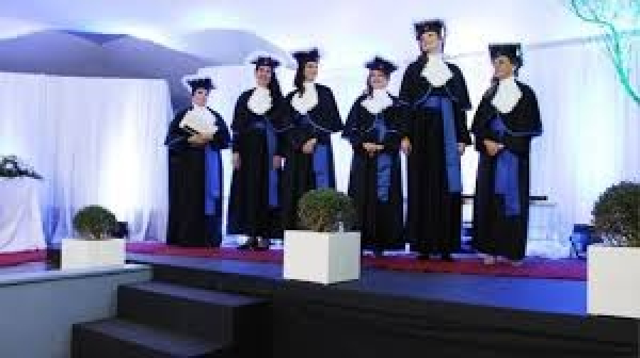 O esforço de uma graduação tradicional versus a falsa conveniência de comprar diploma superior.